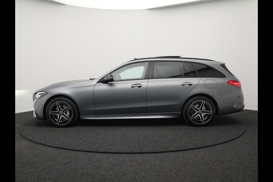 Mercedes-Benz C-Klasse Estate 300 e AMG Line Plug in Hybrid Selenite Magno PHEV | Panodak | Trekhaak af Fabriek | Adaptive Cruise | Elektrische Stoelen met  Memory | Carplay | Sfeerverlichting | MBUX | Navigatie | 360 Camera | DAB | Virtual |