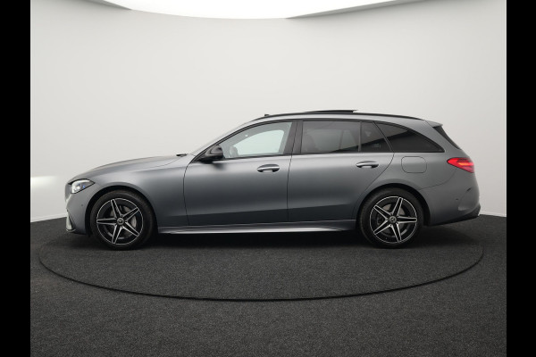 Mercedes-Benz C-Klasse Estate 300 e AMG Line Plug in Hybrid Selenite Magno PHEV | Panodak | Trekhaak af Fabriek | Adaptive Cruise | Elektrische Stoelen met  Memory | Carplay | Sfeerverlichting | MBUX | Navigatie | 360 Camera | DAB | Virtual |