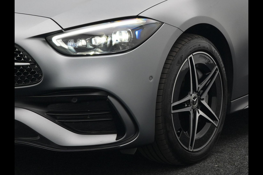 Mercedes-Benz C-Klasse Estate 300 e AMG Line Plug in Hybrid Selenite Magno PHEV | Panodak | Trekhaak af Fabriek | Adaptive Cruise | Elektrische Stoelen met  Memory | Carplay | Sfeerverlichting | MBUX | Navigatie | 360 Camera | DAB | Virtual |