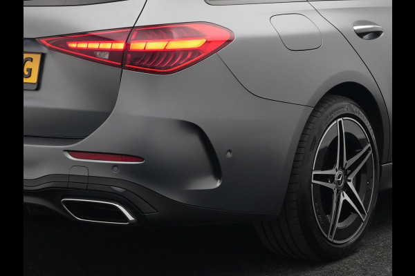 Mercedes-Benz C-Klasse Estate 300 e AMG Line Plug in Hybrid Selenite Magno PHEV | Panodak | Trekhaak af Fabriek | Adaptive Cruise | Elektrische Stoelen met  Memory | Carplay | Sfeerverlichting | MBUX | Navigatie | 360 Camera | DAB | Virtual |
