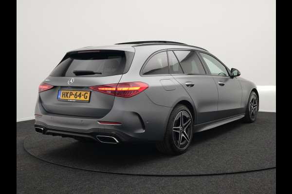 Mercedes-Benz C-Klasse Estate 300 e AMG Line Plug in Hybrid Selenite Magno PHEV | Panodak | Trekhaak af Fabriek | Adaptive Cruise | Elektrische Stoelen met  Memory | Carplay | Sfeerverlichting | MBUX | Navigatie | 360 Camera | DAB | Virtual |
