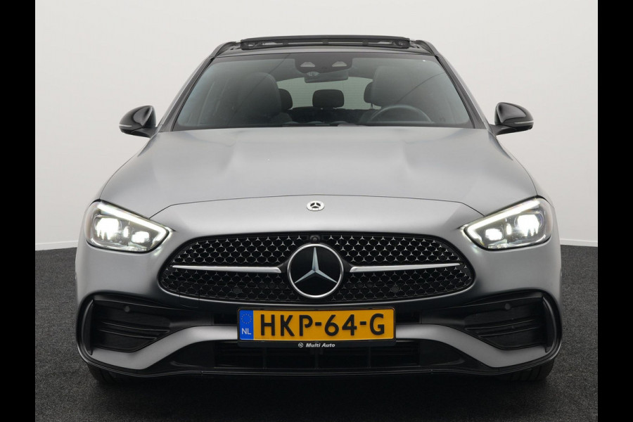 Mercedes-Benz C-Klasse Estate 300 e AMG Line Plug in Hybrid Selenite Magno PHEV | Panodak | Trekhaak af Fabriek | Adaptive Cruise | Elektrische Stoelen met  Memory | Carplay | Sfeerverlichting | MBUX | Navigatie | 360 Camera | DAB | Virtual |
