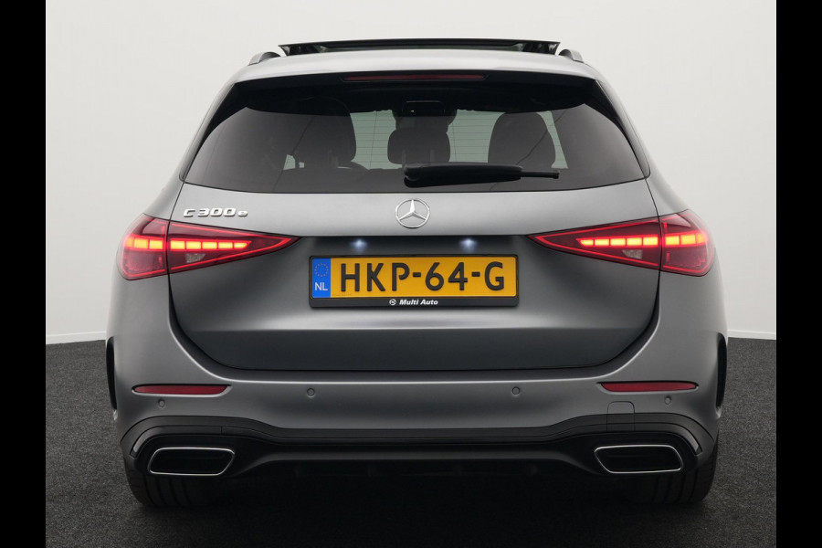 Mercedes-Benz C-Klasse Estate 300 e AMG Line Plug in Hybrid Selenite Magno PHEV | Panodak | Trekhaak af Fabriek | Adaptive Cruise | Elektrische Stoelen met  Memory | Carplay | Sfeerverlichting | MBUX | Navigatie | 360 Camera | DAB | Virtual |