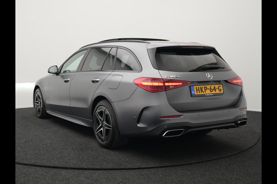 Mercedes-Benz C-Klasse Estate 300 e AMG Line Plug in Hybrid Selenite Magno PHEV | Panodak | Trekhaak af Fabriek | Adaptive Cruise | Elektrische Stoelen met  Memory | Carplay | Sfeerverlichting | MBUX | Navigatie | 360 Camera | DAB | Virtual |