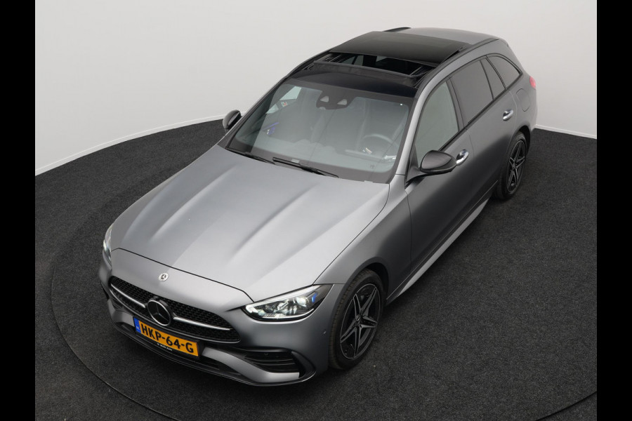 Mercedes-Benz C-Klasse Estate 300 e AMG Line Plug in Hybrid Selenite Magno PHEV | Panodak | Trekhaak af Fabriek | Adaptive Cruise | Elektrische Stoelen met  Memory | Carplay | Sfeerverlichting | MBUX | Navigatie | 360 Camera | DAB | Virtual |