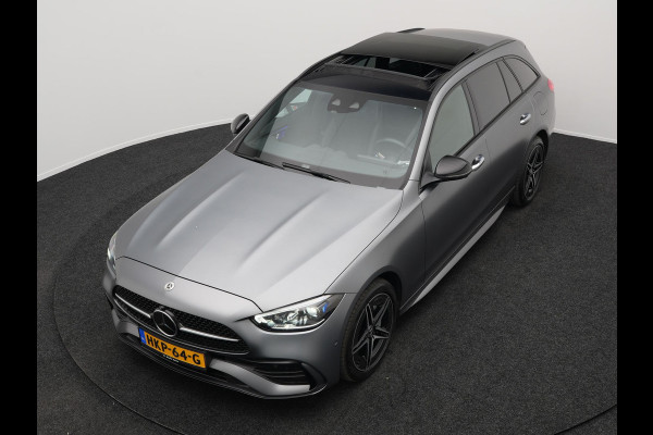 Mercedes-Benz C-Klasse Estate 300 e AMG Line Plug in Hybrid Selenite Magno PHEV | Panodak | Trekhaak af Fabriek | Adaptive Cruise | Elektrische Stoelen met  Memory | Carplay | Sfeerverlichting | MBUX | Navigatie | 360 Camera | DAB | Virtual |