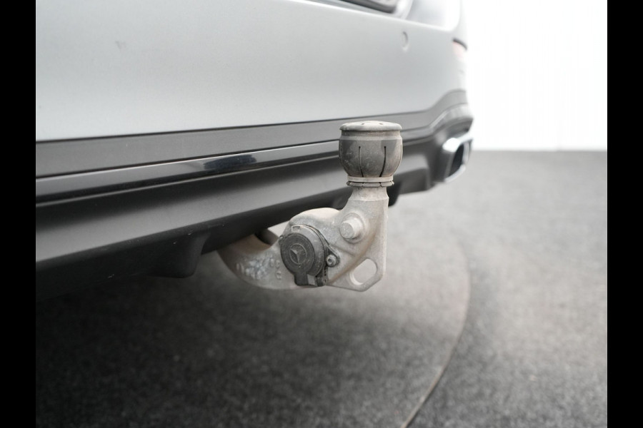 Mercedes-Benz C-Klasse Estate 300 e AMG Line Plug in Hybrid Selenite Magno PHEV | Panodak | Trekhaak af Fabriek | Adaptive Cruise | Elektrische Stoelen met  Memory | Carplay | Sfeerverlichting | MBUX | Navigatie | 360 Camera | DAB | Virtual |