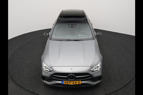 Mercedes-Benz C-Klasse Estate 300 e AMG Line Plug in Hybrid Selenite Magno PHEV | Panodak | Trekhaak af Fabriek | Adaptive Cruise | Elektrische Stoelen met  Memory | Carplay | Sfeerverlichting | MBUX | Navigatie | 360 Camera | DAB | Virtual |