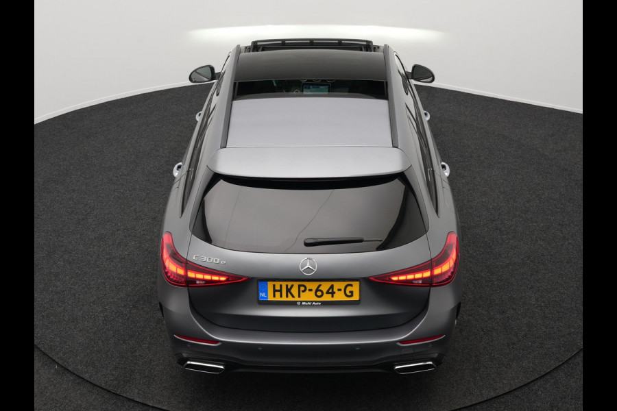 Mercedes-Benz C-Klasse Estate 300 e AMG Line Plug in Hybrid Selenite Magno PHEV | Panodak | Trekhaak af Fabriek | Adaptive Cruise | Elektrische Stoelen met  Memory | Carplay | Sfeerverlichting | MBUX | Navigatie | 360 Camera | DAB | Virtual |