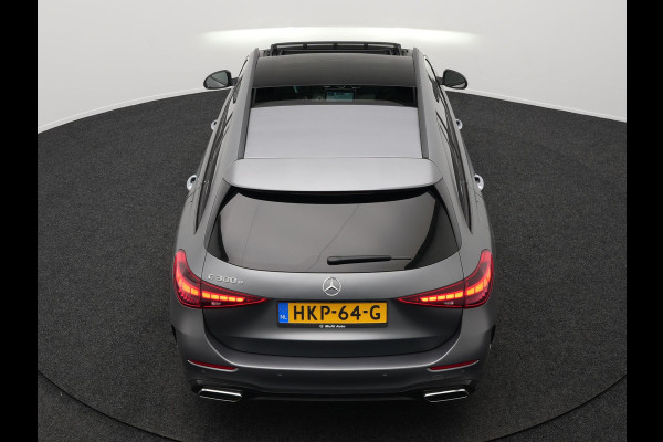 Mercedes-Benz C-Klasse Estate 300 e AMG Line Plug in Hybrid Selenite Magno PHEV | Panodak | Trekhaak af Fabriek | Adaptive Cruise | Elektrische Stoelen met  Memory | Carplay | Sfeerverlichting | MBUX | Navigatie | 360 Camera | DAB | Virtual |