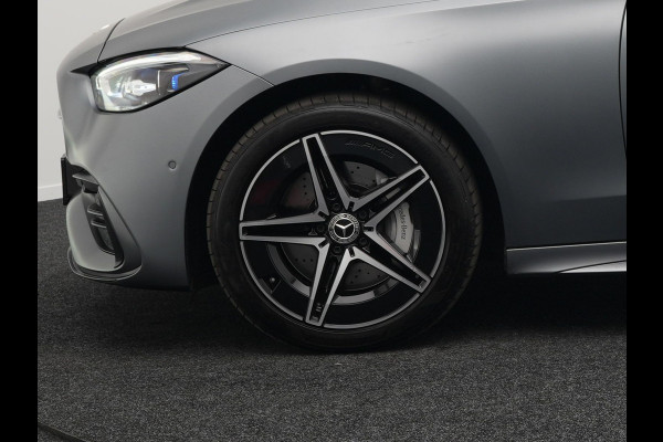 Mercedes-Benz C-Klasse Estate 300 e AMG Line Plug in Hybrid Selenite Magno PHEV | Panodak | Trekhaak af Fabriek | Adaptive Cruise | Elektrische Stoelen met  Memory | Carplay | Sfeerverlichting | MBUX | Navigatie | 360 Camera | DAB | Virtual |