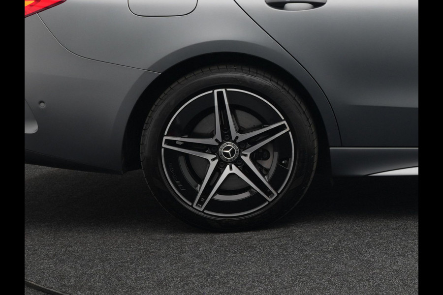 Mercedes-Benz C-Klasse Estate 300 e AMG Line Plug in Hybrid Selenite Magno PHEV | Panodak | Trekhaak af Fabriek | Adaptive Cruise | Elektrische Stoelen met  Memory | Carplay | Sfeerverlichting | MBUX | Navigatie | 360 Camera | DAB | Virtual |