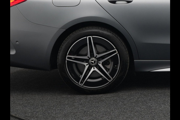 Mercedes-Benz C-Klasse Estate 300 e AMG Line Plug in Hybrid Selenite Magno PHEV | Panodak | Trekhaak af Fabriek | Adaptive Cruise | Elektrische Stoelen met  Memory | Carplay | Sfeerverlichting | MBUX | Navigatie | 360 Camera | DAB | Virtual |