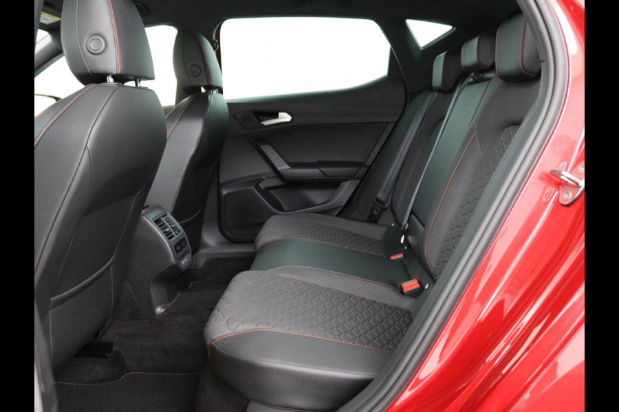 Seat Leon 1.5 eTSI FR | Sfeerverlichting | Appel CarPlay | Navigatie | Camera | Cruise Control | LED | LMV 18