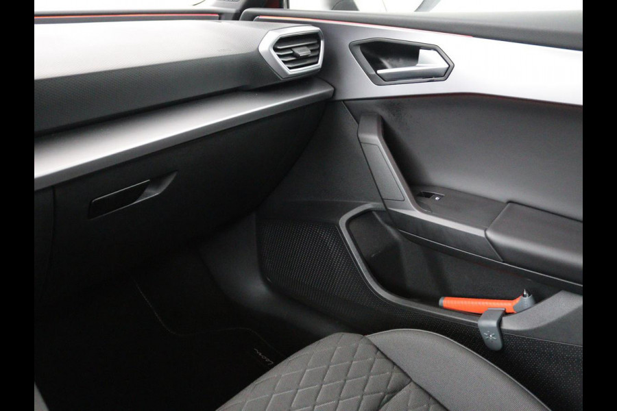 Seat Leon 1.5 eTSI FR | Sfeerverlichting | Appel CarPlay | Navigatie | Camera | Cruise Control | LED | LMV 18