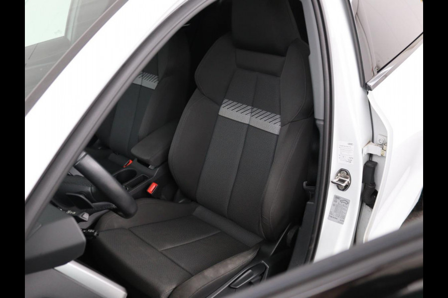 Audi A3 Limousine 30 TFSI Business edition Automaat | Trekhaak | Navigatie | Appel CarPlay | Cruise Control | DAB | LMV