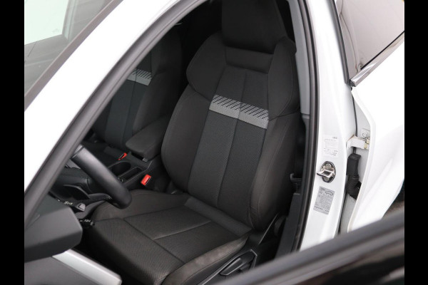 Audi A3 Limousine 30 TFSI Business edition Automaat | Trekhaak | Navigatie | Appel CarPlay | Cruise Control | DAB | LMV