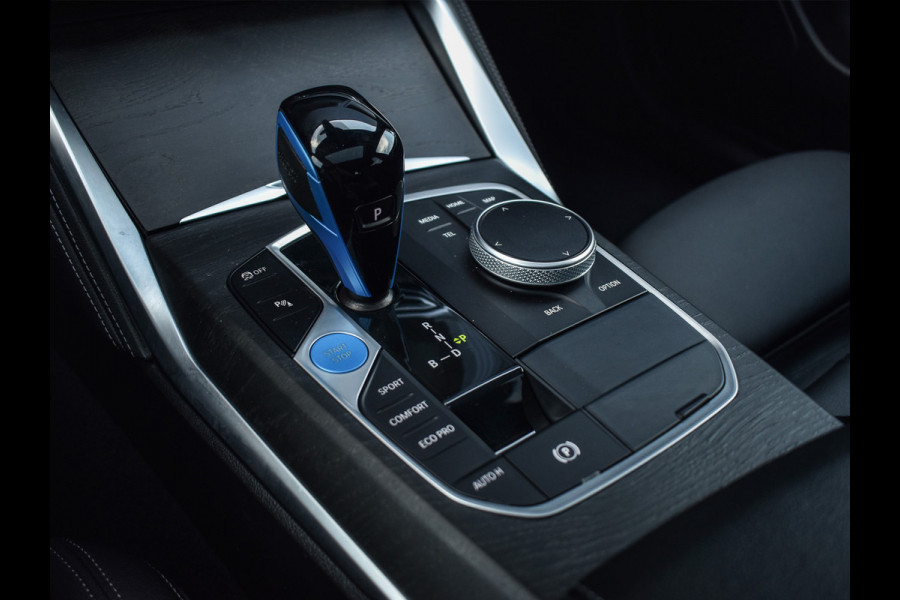 BMW i4 eDrive40 High EXECUTIVE 84 kWh | M-SPORT | SCHUIFDAK | SHADOW-LINE | NL- AUTO | CAMERA | HEAD-UP | TREKHAAK | MEMORY SEATS | AMB
