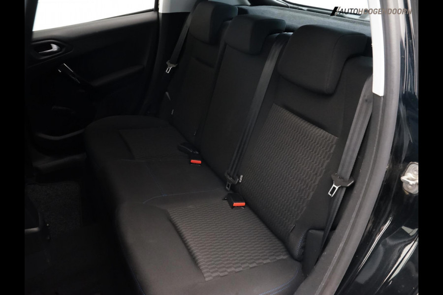 Peugeot 208 1.2 PureTech Signature Sport (APPLE CARPLAY,LED VERLICHTING,NAVIGATIE,CRUISE,PARKEERSENSOREN,LM-VELGEN,TOPCONDITIE)