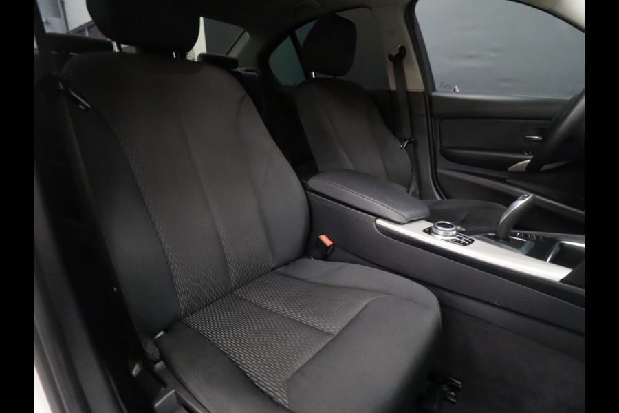 BMW 3 Serie 318i Executive [LED, NAVIGATIE, CRUISE CONTROL, CLIMATE CONTROL, PDC ACHTER, BLUETOOTH TELEFOONVOORBEREIDING, NAVIGATIE, NIEUWSTAAT]