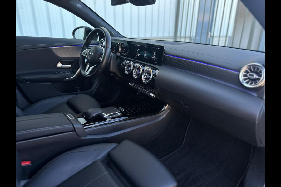 Mercedes-Benz CLA-Klasse Shooting Brake 180 Business Solution Luxury, panoramadak, leder, sfeerverlichting, 1e eigenaar, nl nap