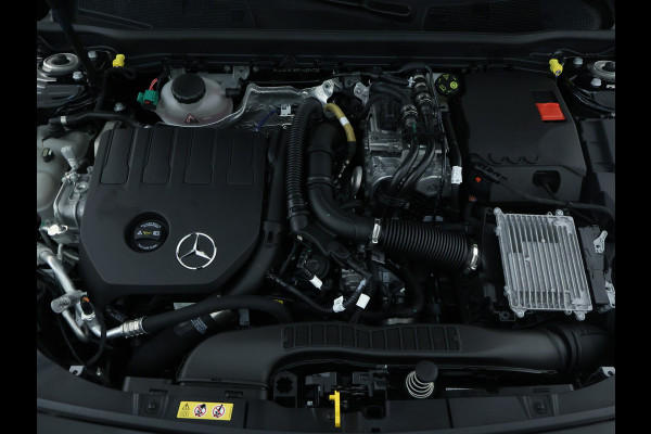 Mercedes-Benz CLA-Klasse Shooting Brake 250 e AMG Plug-In Hybride | 5 spaaks lichtmetalen velgen | Navigatie | Wide screen | Parking support met camera achter | Inclusief 24 maanden Mercedes-Benz Certified garantie voor Europa.