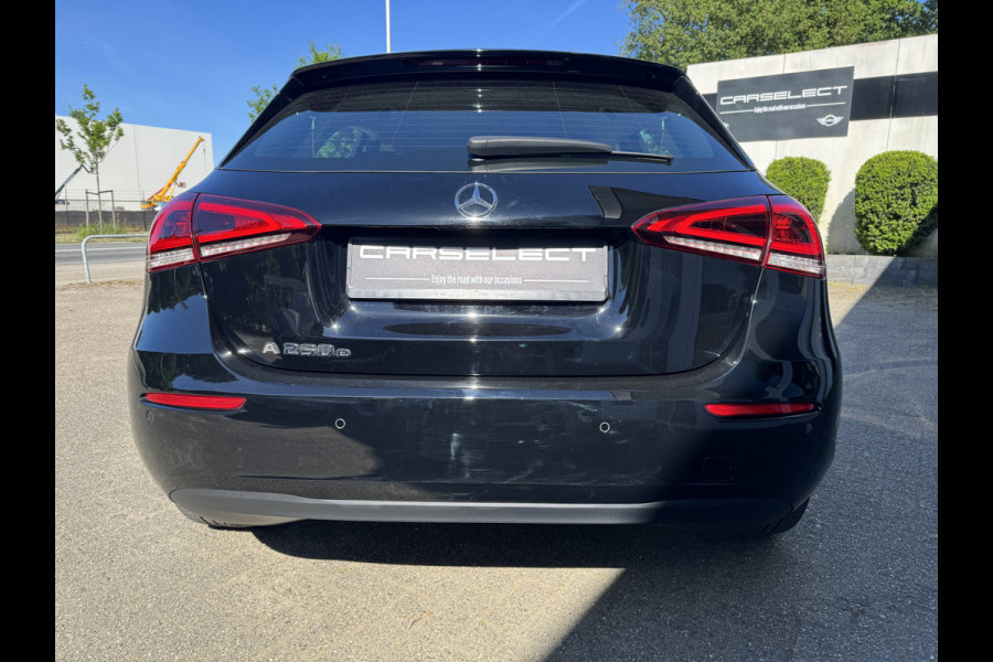 Mercedes-Benz A-Klasse 250 e Camera, trekhaak, Climaat Control,DAB-tuner, Navigatie .Neem contact op en we maken een afspraak!