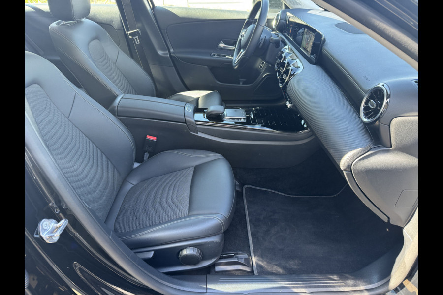 Mercedes-Benz A-Klasse 250 e Camera, trekhaak, Climaat Control,DAB-tuner, Navigatie .Neem contact op en we maken een afspraak!
