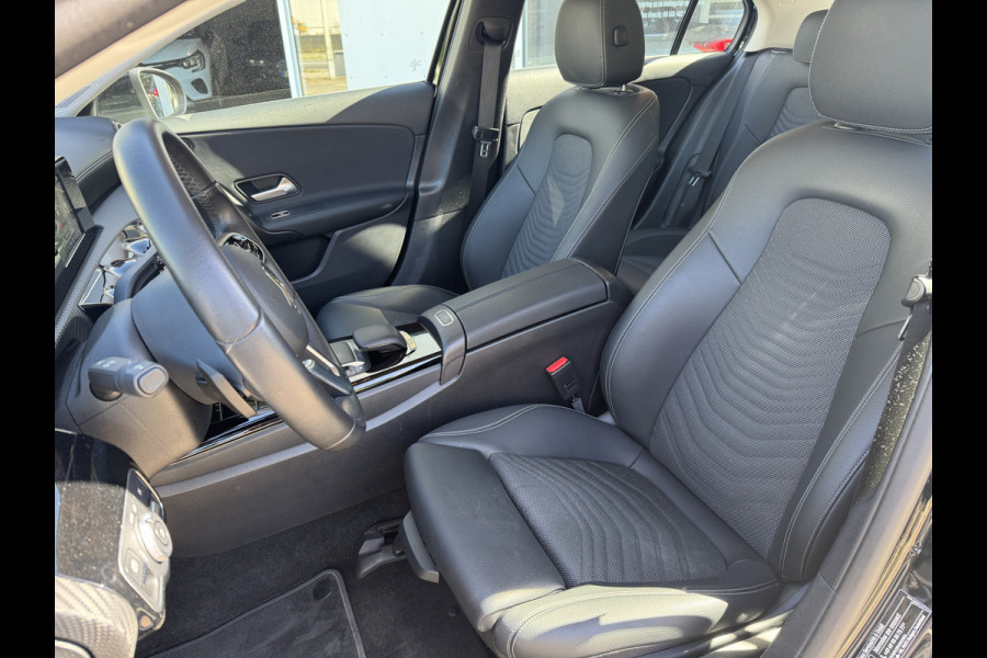 Mercedes-Benz A-Klasse 250 e Camera, trekhaak, Climaat Control,DAB-tuner, Navigatie .Neem contact op en we maken een afspraak!