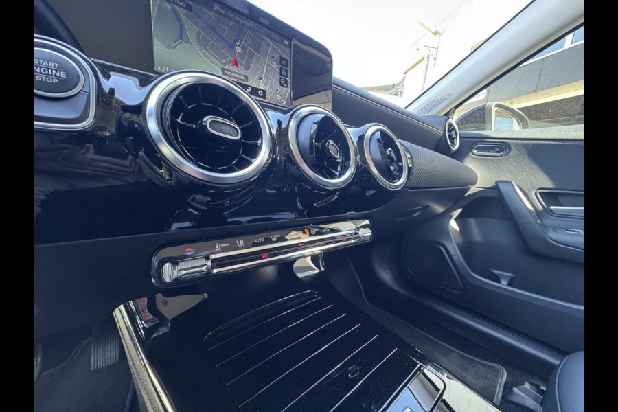 Mercedes-Benz A-Klasse 250 e Camera, trekhaak, Climaat Control,DAB-tuner, Navigatie .Neem contact op en we maken een afspraak!