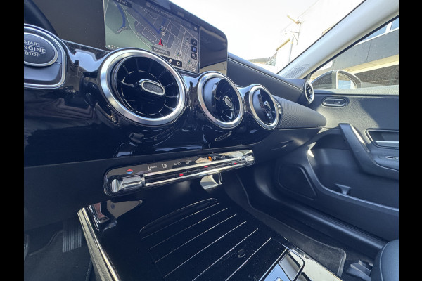 Mercedes-Benz A-Klasse 250 e Camera, trekhaak, Climaat Control,DAB-tuner, Navigatie .Neem contact op en we maken een afspraak!