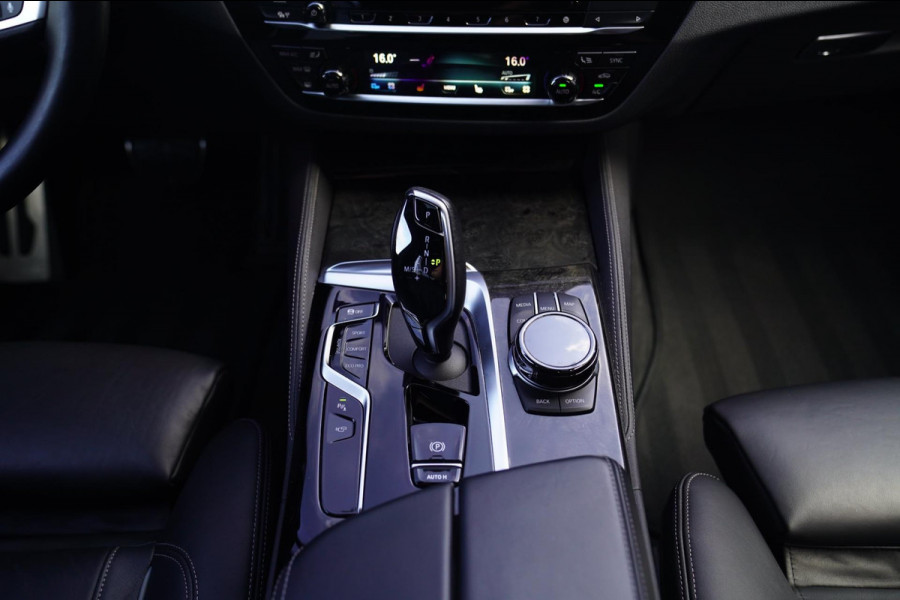 BMW 5 Serie M550i xDrive High Executive | Massage | Driving Assistant Professional | Softclose | Panorama | Head up | BMW LASER