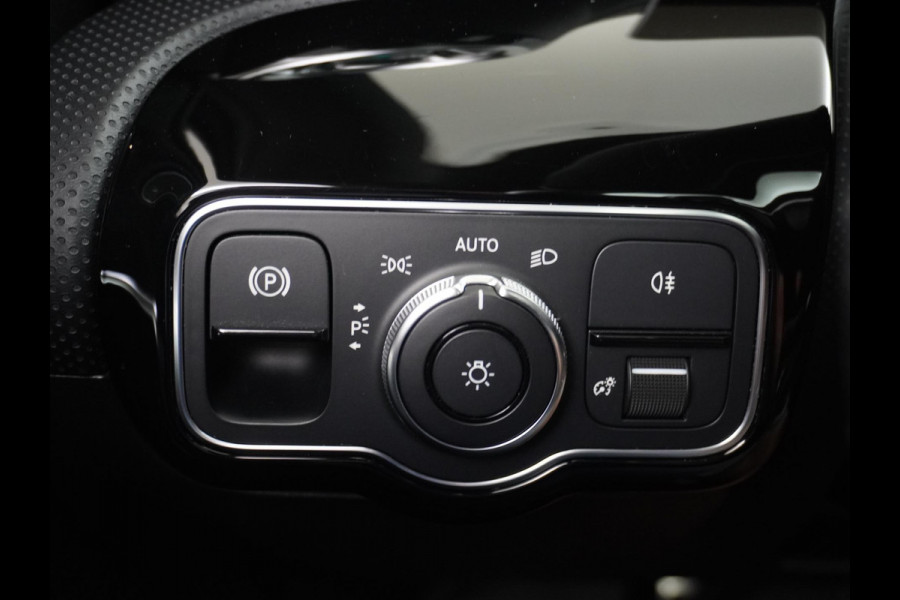 Mercedes-Benz A-Klasse 200 Business Solution AMG PANO | AMBILIGHT | CAMERA | RIJKLAAR INCL. 12 MND. BOVAGGARANTIE