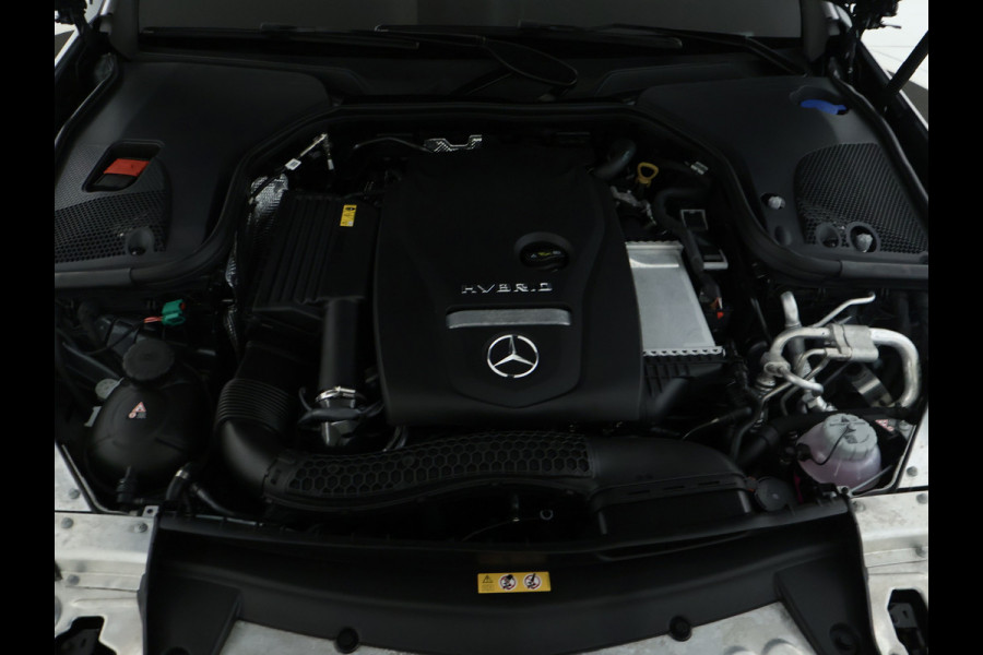 Mercedes-Benz E-Klasse Estate 300 e AMG Plug-In Hybride | AMG Line | Night Pakket | Schuif-Kanteldak | Rij-assistentiepakket Plus | Spiegel Pakket | Inclusief 24 maanden MB Certified garantie voor Europa.
