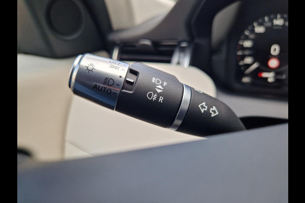 Land Rover Discovery Sport P300e 1.5 HSE | Meridian | Dodehoek | Stoelverwarming | Electrische stoelen | Memory | 360 Camera |