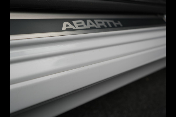 Abarth 595 Pista 165 pk Automaat Campovolo Grau | bi Xenon  | Monza Sportuitlaat |  Apple Carplay | Sportstoelen | G Force Indicator | 17"L.M | DAB | Parkpilot |