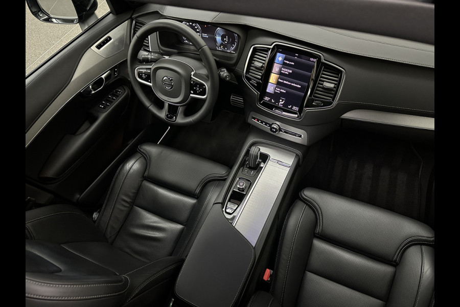Volvo XC90 455pk T8 AWD R-Design Long Range | Ultimate Dark | Luchtvering | 360 Camera | Bowers & Wilkins | Panorama | Pilot-Assist | ACC | Stoel Massage & Ventilatie | Dubbel glas | Head-Up | Memory | Trekhaak | Sportstoelen | Keyless-Entry | Stuurwiel Verwarmd |