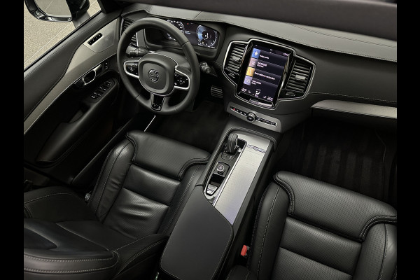 Volvo XC90 455pk T8 AWD R-Design Long Range | Ultimate Dark | Luchtvering | 360 Camera | Bowers & Wilkins | Panorama | Pilot-Assist | ACC | Stoel Massage & Ventilatie | Dubbel glas | Head-Up | Memory | Trekhaak | Sportstoelen | Keyless-Entry | Stuurwiel Verwarmd |