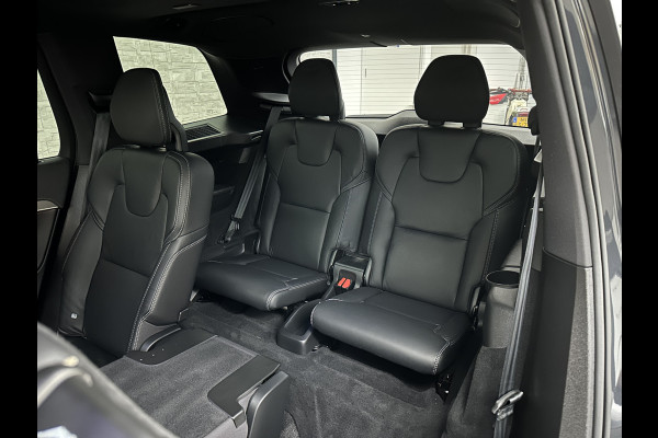 Volvo XC90 455pk T8 AWD R-Design Long Range | Ultimate Dark | Luchtvering | 360 Camera | Bowers & Wilkins | Panorama | Pilot-Assist | ACC | Stoel Massage & Ventilatie | Dubbel glas | Head-Up | Memory | Trekhaak | Sportstoelen | Keyless-Entry | Stuurwiel Verwarmd |