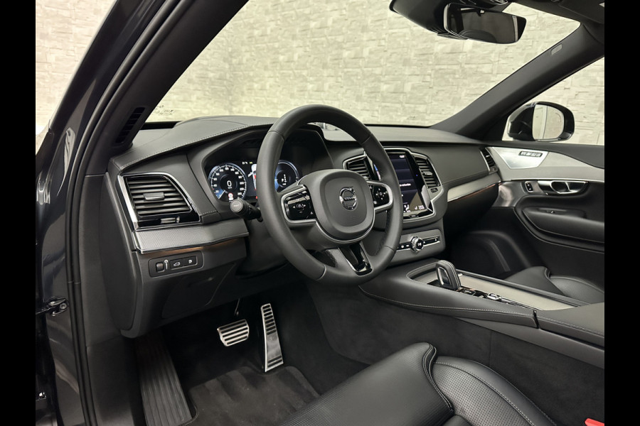 Volvo XC90 455pk T8 AWD R-Design Long Range | Ultimate Dark | Luchtvering | 360 Camera | Bowers & Wilkins | Panorama | Pilot-Assist | ACC | Stoel Massage & Ventilatie | Dubbel glas | Head-Up | Memory | Trekhaak | Sportstoelen | Keyless-Entry | Stuurwiel Verwarmd |