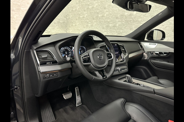 Volvo XC90 455pk T8 AWD R-Design Long Range | Ultimate Dark | Luchtvering | 360 Camera | Bowers & Wilkins | Panorama | Pilot-Assist | ACC | Stoel Massage & Ventilatie | Dubbel glas | Head-Up | Memory | Trekhaak | Sportstoelen | Keyless-Entry | Stuurwiel Verwarmd |