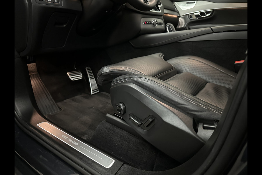 Volvo XC90 455pk T8 AWD R-Design Long Range | Ultimate Dark | Luchtvering | 360 Camera | Bowers & Wilkins | Panorama | Pilot-Assist | ACC | Stoel Massage & Ventilatie | Dubbel glas | Head-Up | Memory | Trekhaak | Sportstoelen | Keyless-Entry | Stuurwiel Verwarmd |