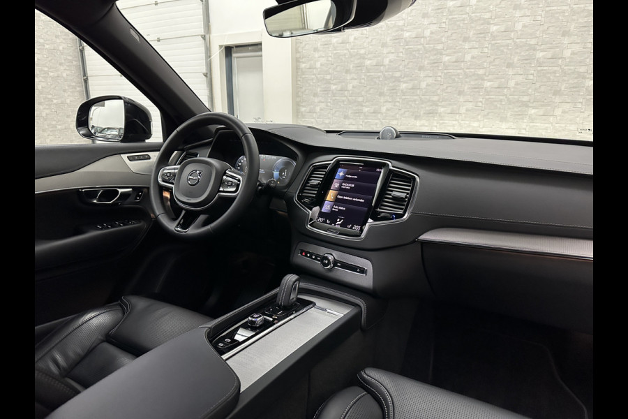 Volvo XC90 455pk T8 AWD R-Design Long Range | Ultimate Dark | Luchtvering | 360 Camera | Bowers & Wilkins | Panorama | Pilot-Assist | ACC | Stoel Massage & Ventilatie | Dubbel glas | Head-Up | Memory | Trekhaak | Sportstoelen | Keyless-Entry | Stuurwiel Verwarmd |