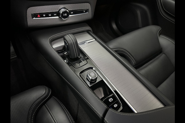 Volvo XC90 455pk T8 AWD R-Design Long Range | Ultimate Dark | Luchtvering | 360 Camera | Bowers & Wilkins | Panorama | Pilot-Assist | ACC | Stoel Massage & Ventilatie | Dubbel glas | Head-Up | Memory | Trekhaak | Sportstoelen | Keyless-Entry | Stuurwiel Verwarmd |