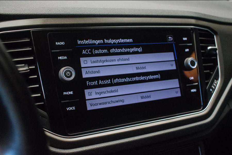 Volkswagen T-Roc 1.0 TSI Style Sport [ Virtual Full LED 19 Inch R Line Velgen Trekhaak Camera Carplay Adaptive Cruise Stoelverw ]