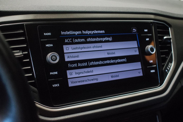 Volkswagen T-Roc 1.0 TSI Style Sport [ Virtual Full LED 19 Inch R Line Velgen Trekhaak Camera Carplay Adaptive Cruise Stoelverw ]