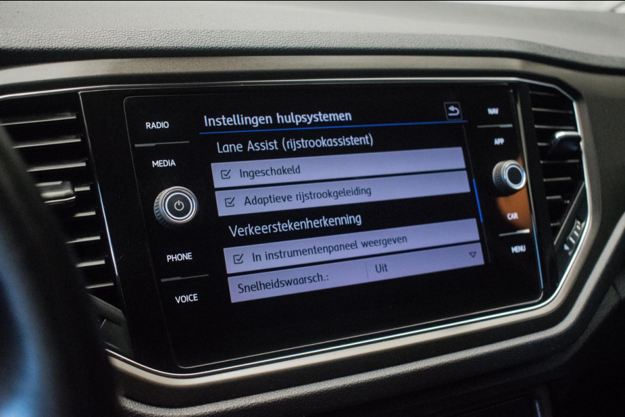 Volkswagen T-Roc 1.0 TSI Style Sport [ Virtual Full LED 19 Inch R Line Velgen Trekhaak Camera Carplay Adaptive Cruise Stoelverw ]