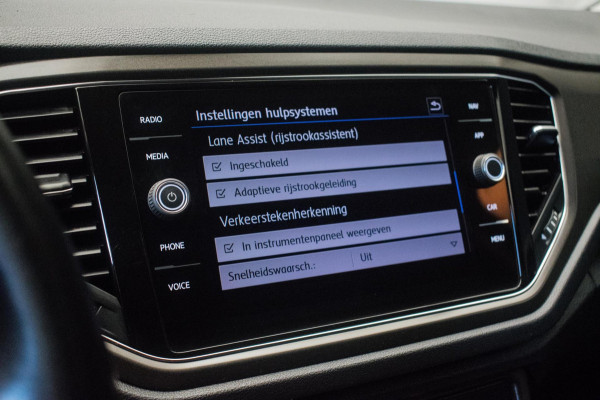 Volkswagen T-Roc 1.0 TSI Style Sport [ Virtual Full LED 19 Inch R Line Velgen Trekhaak Camera Carplay Adaptive Cruise Stoelverw ]