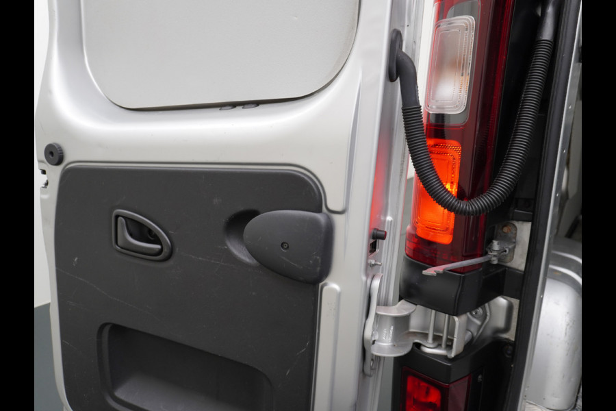 Renault Trafic 1.6dCi 96 T29 L1H1 3-Persoons Trekhaak Ecc Navi Camera Regen/Lichtsensor Cruise Control Pdc Bluetooth Led Schuifdeur Betonplex vloer Wandbekleding Comfort 1e Eigenaar Euro 6 Facelift model 2.000kg trekvermogen