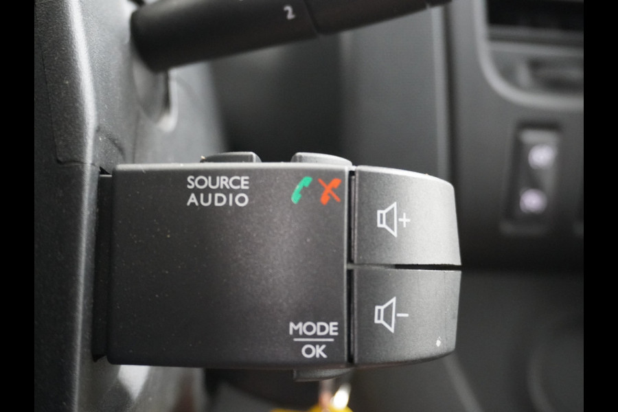 Renault Trafic 1.6dCi 96 T29 L1H1 3-Persoons Trekhaak Ecc Navi Camera Regen/Lichtsensor Cruise Control Pdc Bluetooth Led Schuifdeur Betonplex vloer Wandbekleding Comfort 1e Eigenaar Euro 6 Facelift model 2.000kg trekvermogen